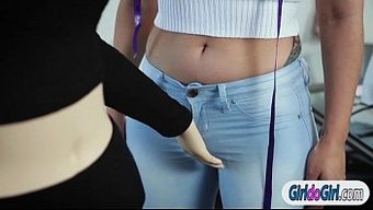 Iki Esmer, Gabi Paltrova Ve Jenna Sativa, Oral Ve Parmaklama Seksine Giriyorlar