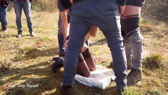 Amatör Bir Eşin Oral Becerileri Sıcak Bir Grup Seks Videosunda Sergileniyor
