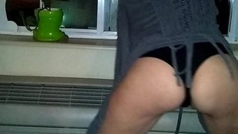 Bir Otel Odasında Ritme Dans Etmek