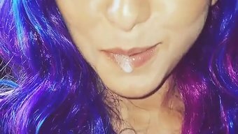 Genç (18+), Büyük Bir Dildo Ile Götünü Genişletiyor