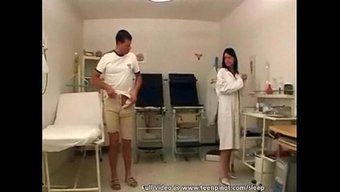 Ateşli Hemşire, Terapi Sırasında Adamın Aletini Kontrol Ediyor.