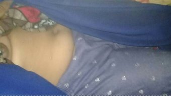 Bangladeşli 18 Yaşındaki Kız Arkadaş, Halka Açık Alanda Sert Seksin Tadını Çıkarıyor
