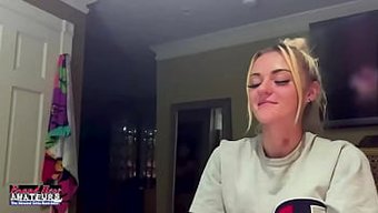 Küçük Memeli Sarışın, Bu Pov Videosunda Mastürbasyon Yapıyor Ve Oral Seks Yapıyor.