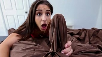Abella Danger, Bu Ateşli Sahnede Sulu Götünü Kocaman Bir Aletle Parçalıyor.