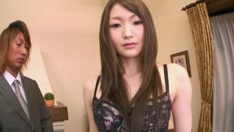 Rina Serizawa, Bu Videoda Çeşitli Seks Oyuncakları Ve Sıvı Fışkırtmalardan Zevk Alıyor