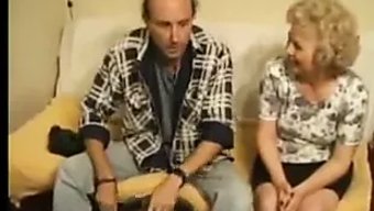Olgun Bir Ingiliz Güzeli Çevrimiçi Olarak Yaramazlık Yapıyor