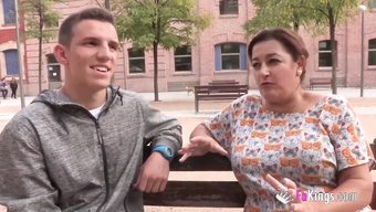 Büyük Doğal Göğüslü Milf Öğrencisini Baştan Çıkarıyor