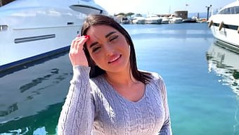 Saint Tropez'Deki 21 Yaşındaki Garson Sarah, Yüzüne Sikişiyor Ve Spermlerle Kaplanıyor
