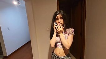 Bir Adam Yardım Için Sokakta Bir Kadını Durdurur Ve Karısıyla Gizlice Seks Yaparak Karşılık Verir