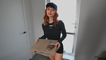 Sıcak Üniversite Öğrencisi, Yurt Odasında Pizza Ve Sıcak Bir Zaman Alıyor.