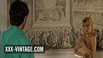 Retro Milf, Fotoğrafçı Tarafından Çoraplarıyla Baştan Çıkarılıyor