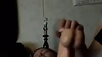 Amatör Kızıl Saçlı Kadının Yakın Çekim Amı Ve Kirli Konuşması Bu Sıvazlama Videosunda