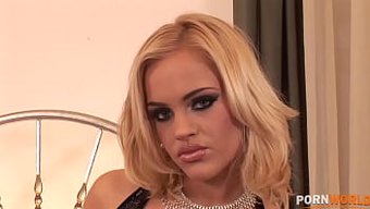Sarışın Karısı Britney, Derin Boğaz Ve Anal Arzularını Yerine Getiriyor