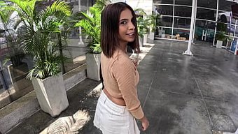 Aisha Ferrari, Alışveriş Merkezi Tuvaletinde Bir Hayranı Umumi Tuvalet Seks Için Baştan Çıkarıyor