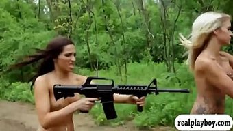 Bikini Giyen Bebekler Tankları Sürüyor Ve Yıkım Derbisinde Yok Ediyorlar