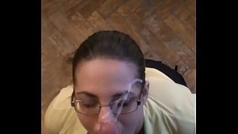 Nörd Genç, Pov Bir Videoda Ağzını Spermlerle Dolduruyor