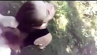 Amatör Çift Ormanda Halka Açık Oral Ve Seksin Tadını Çıkarıyor