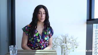 Violet, Esmer, Vücudunu Duyusal Bir Şekilde Keşfediyor Ve Ardından Bir Anal Oyuncak Seçiyor.