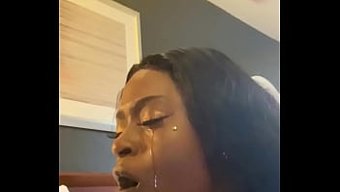 Ebony Amatör, Web Kamerasında Dağılan Bir Sakso Çekiyor