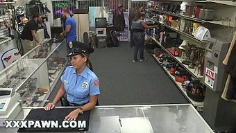 Esmer Polis Memuru, Pervy Rehin Dükkânı Sahibi Tarafından Sikişiyor
