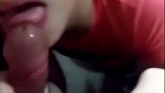 Brezilyalı Amatör Banyoda Oral Zevk Alıyor