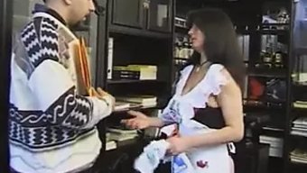 Olgun Kadın Tüylü Büyükanne Videosunda Am Yalamaktan Zevk Alıyor