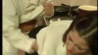 Seksi Bir Garsonun Poposuna Boşalmasını Izleyin