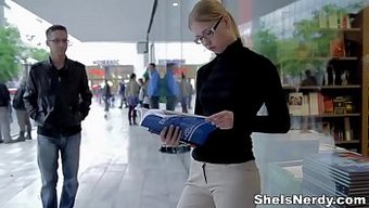 Nörd Genç Kızın Amı Yalatılıyor Ve Sert Bir Şekilde Beceriliyor