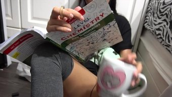 Diz Üstü Çoraplı Güzel Bir Asyalı Kızın Asmr Videosu