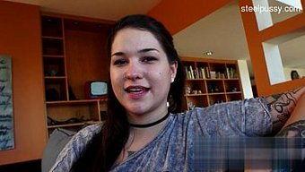 Kız Arkadaşı Soyunuyor Ve Üniformasıyla Derin Boğaz Oral Seks Yapıyor