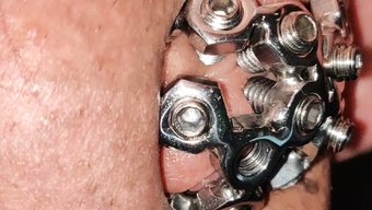 Kelepçeli Bir Kafesle Ağrılı Penis Kışkırtması