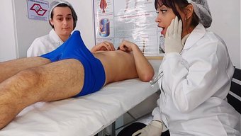 Iki Güzel Hemşire, Hastanın Etkileyici Aleti Karşısında Şok Oldu.