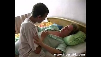 Olgun Ve Genç Çift Sıcak Oral Ve Amcık Sikişine Giriyor