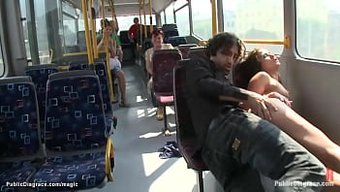 Genç Bir Avrupalı Kadın, Toplu Taşıma Aracında Cinsel Aktiviteye Giriyor.