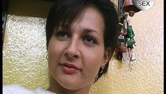 Avrupalı Olgun Bir Kadın, Bir Vibratörle Kendini Tatmin Ediyor