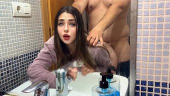 Üvey Kız, Üvey Babasından Işe Gitmeden Önce Kovboy Pozisyonunda Biniyor.