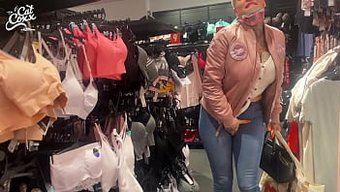 Islak Amatör Milf, Alışveriş Merkezinde Halka Açık Bir Amcık Oyuncağı Alıyor
