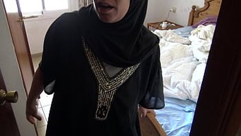 Arap Bebek Tüylü Amını Sergiliyor Ve Kameraya Işeyor