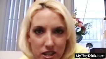 Sıcak Bir Sarışın, Bdsm Temalı Bir Videoda Küçük Bir Penisli Bir Adama Sakso Çekiyor