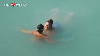Şanslı Adam, Okyanusta Kıvrımlı Bir Denizkızı Görüyor Ve Ona Katılıyor