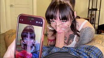 Üvey Kardeşler, Üvey Ebeveynlerinin Erotik Fotoğraflarını Yeniden Canlandırıyor