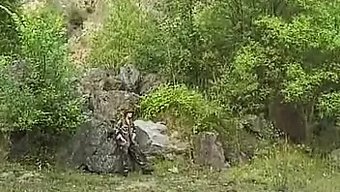 Iki Üniformalı Azgın Kız Bu Ateşli Videoda Yaramazlık Yapıyor
