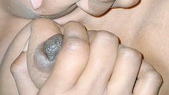 Büyük Doğal Göğüslere Sahip Olgun Bir Hint Kızı, Video Sohbetinden Keyif Alıyor Ve Sızıyor