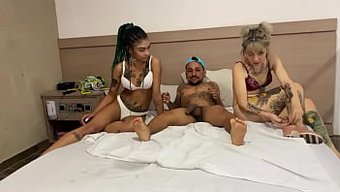 Dövmeli Amatör Kyra Ve Arkadaşı Büyük Bir Yarakla Sıcak Bir Pov Deneyiminin Tadını Çıkarıyorlar