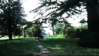Olinka Hardiman'In Zamansız Güzelliğini Bu Klasik Vintage Videoda Deneyimleyin