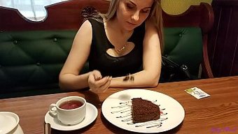 Küçük Amatör Letty Black, Uzaktan Kumandalı Bir Vibratörle Halka Açıkta Yakalanıyor