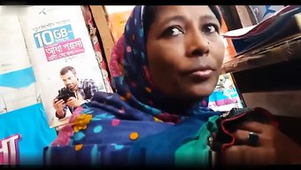 Bangladeşli Teyze, Bol Göğüslerini Sevgilisine Sergiliyor
