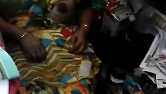 Mallu Ailesinden Teyze, Erkek Arkadaşıyla Yaramazlık Yapıyor