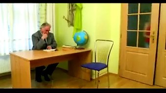 Müdür Önünde Yaramaz Kız
