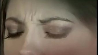 Sarışın Ve Kahverengi Saçlı Güzel Kadınlar Izlenirken Lezbiyen Seks Yapıyor.
